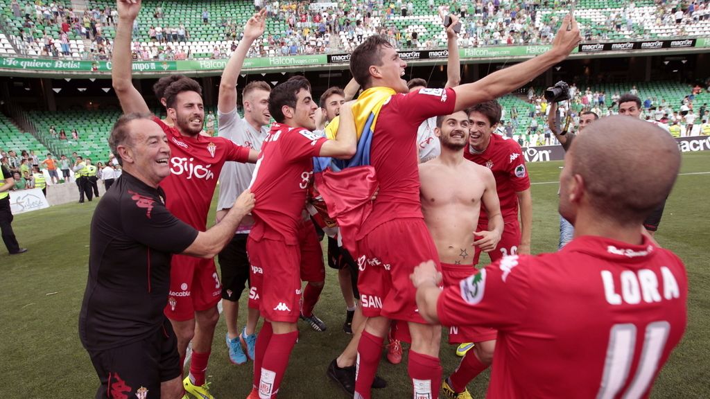 Alegría desbordada en Gijón tras el sufrido ascenso del Sporting