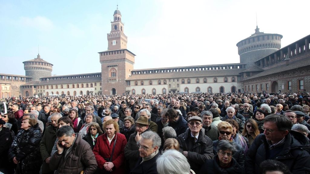 Cientos de personas en el último adiós a Umberto Eco en Milán