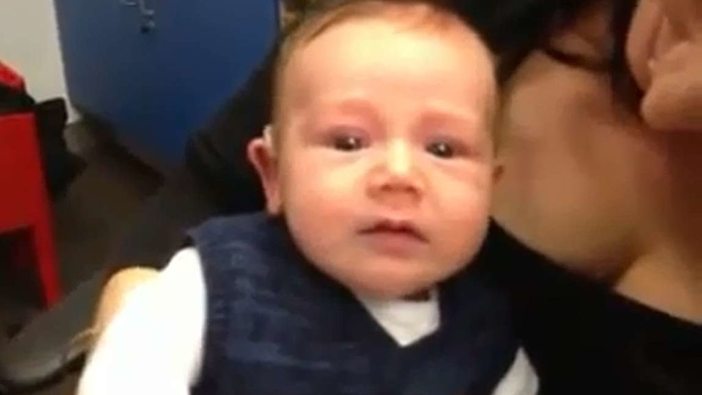 La reacción de un bebé de siete meses al escuchar por primera vez