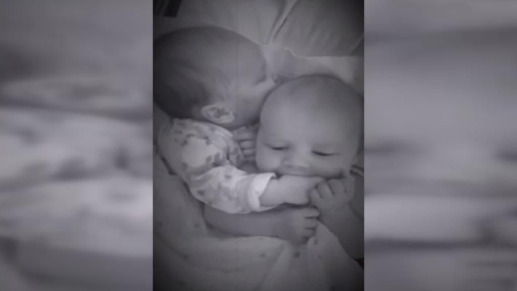 ¡Todo por mi hermano!, un bebé "presta" su pulgar para calmar el llanto de su gemelo