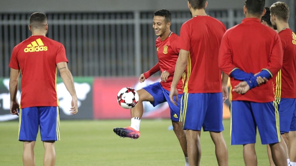 La selección española toma contacto con el césped del partido contra Albania