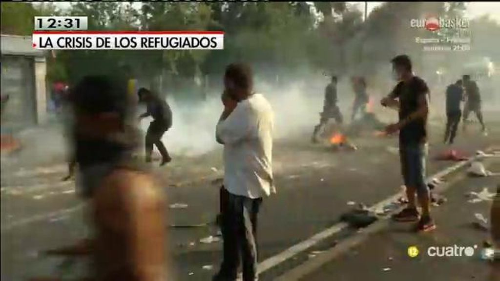 Reprimen la entrada de refugiados con gases lacrimógenos