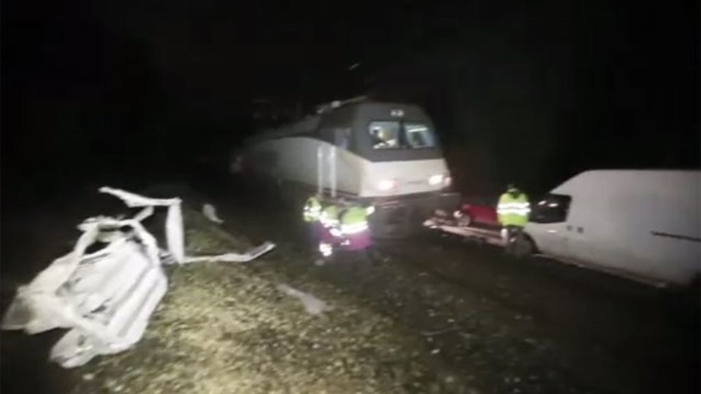Un tren arrolla una furgoneta sin causar víctimas