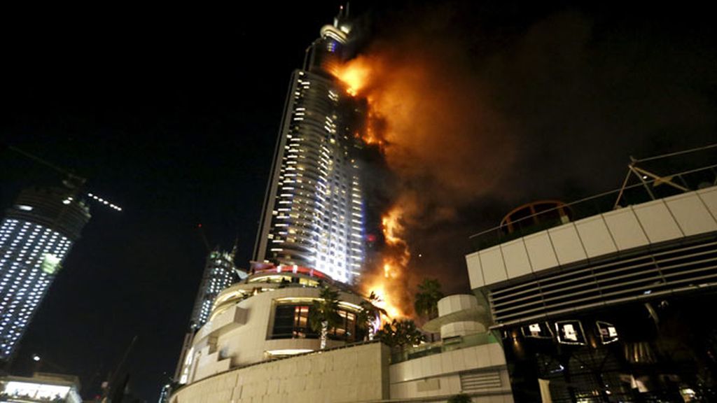 Un gran incendio devora un hotel en Dubái