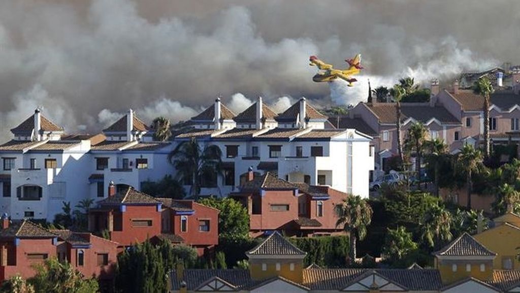 Desalojadas más de 400 personas por un incendio en la Línea de la Concepción