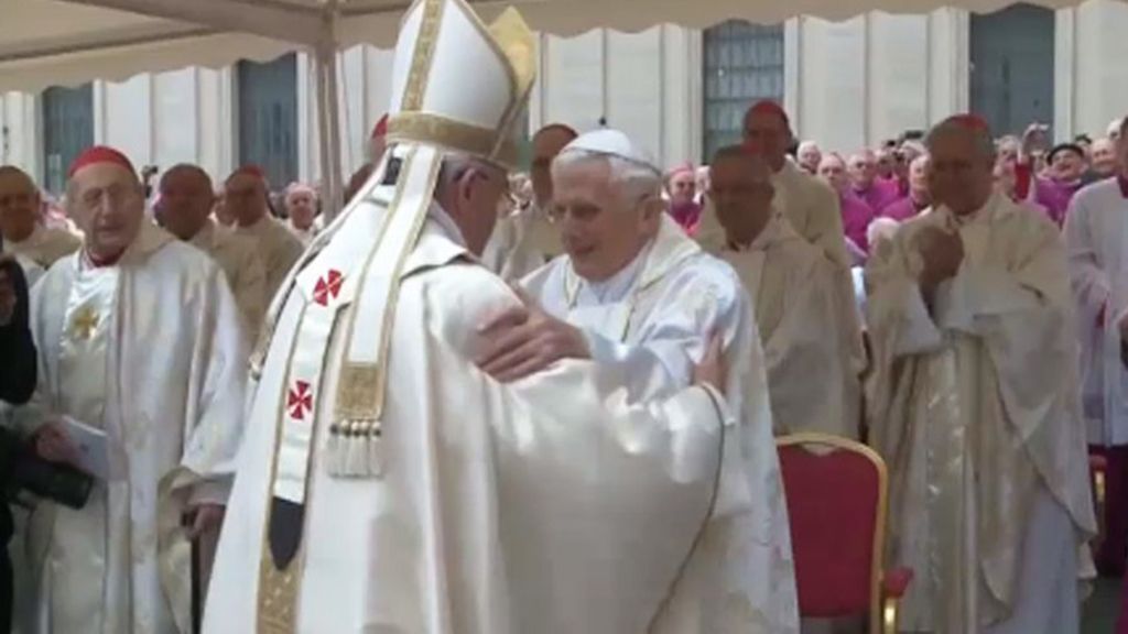 Emotivo saludo entre el papa Francisco y Benedicto XVI en la Plaza de San Pedro