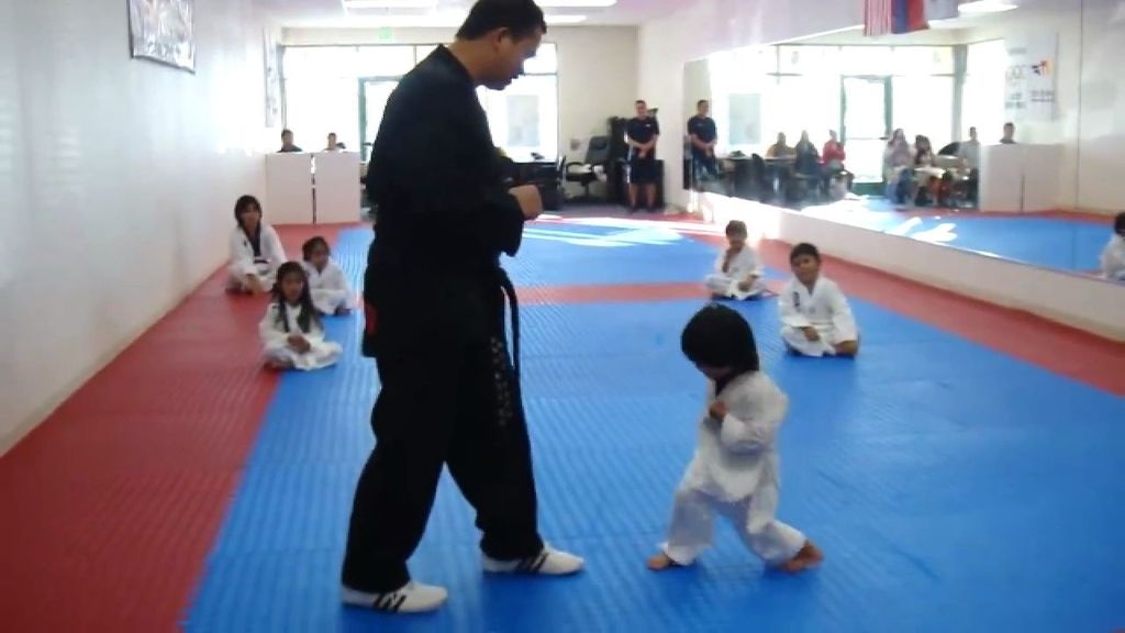 Un pequeño enternece Internet al tratar de romper su primera tabla de Taekwondo