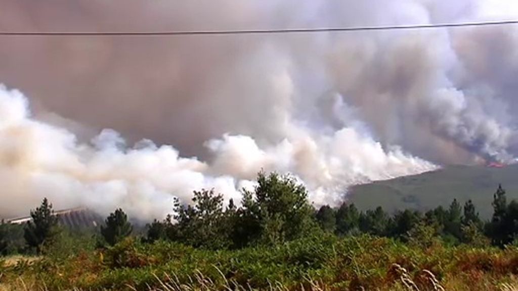 El fuego se ceba en Orense con una zona habitada y de  alto valor ecológico