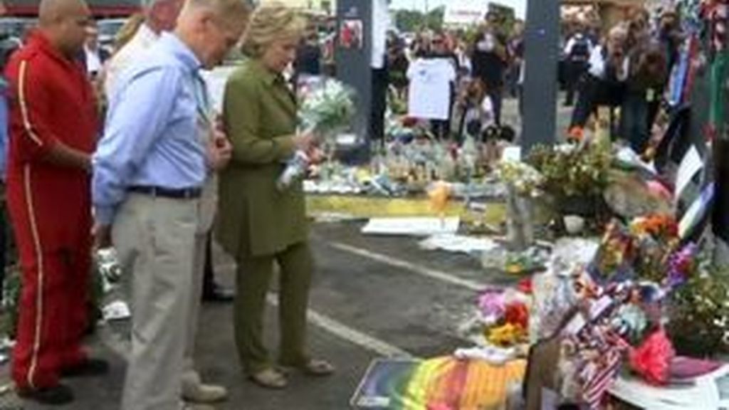 Hillary Clinton rinde homenaje a las víctimas de la masacre de Orlando