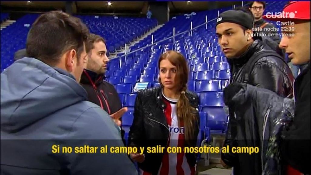 El portero del Athletic ayuda a su novia, asustada en la grada, a salir de Cornellá