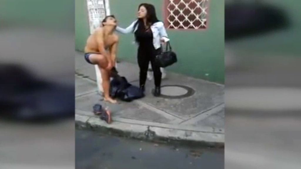 Una mujer obliga a un ladrón a desnudarse en una violenta humillación pública