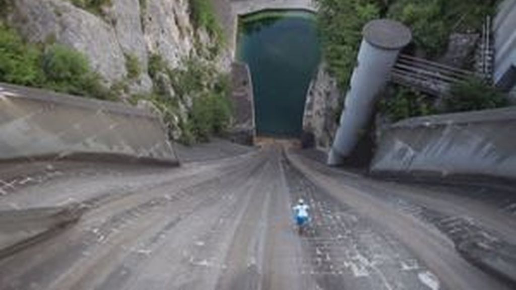 Espectacular bajada en bici por una presa