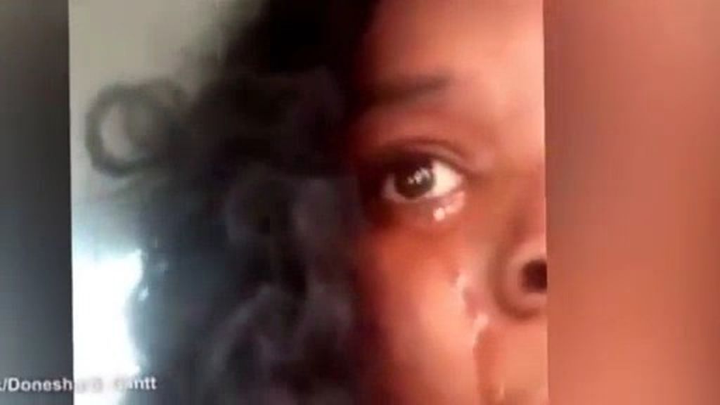 Una mujer graba un vídeo justo después de haber sido disparada