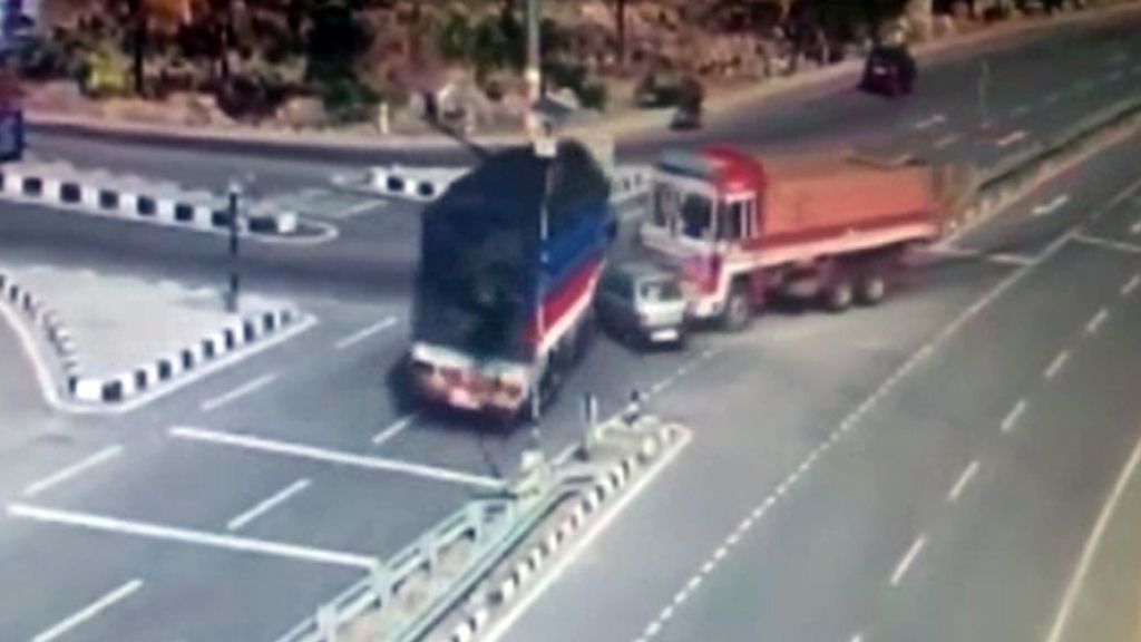 Terrorífico accidente mortal en el que un coche es aplastado entre dos camiones