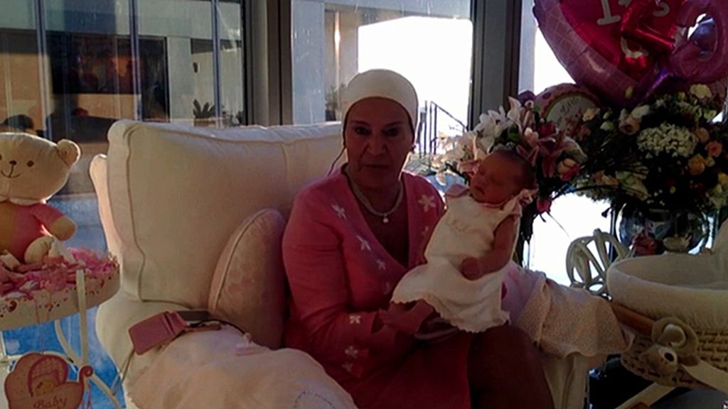 Madre nos enseña a su nieta Aída