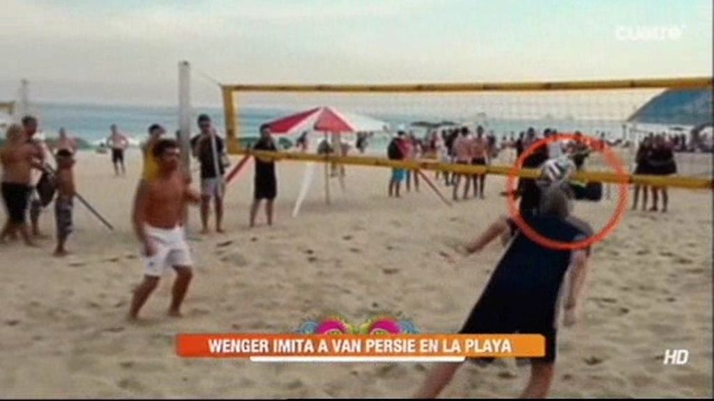 Arsene Wenger imita en la playa el gol en plancha de Van Persie ante España