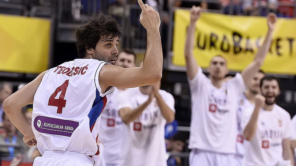 ¡Teodosic finaliza su lección de baloncesto con un triple y la puntilla de Italia!