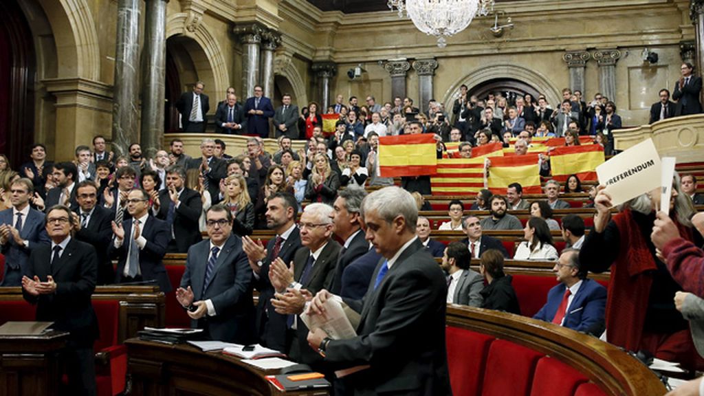 El Parlament aprueba romper con España