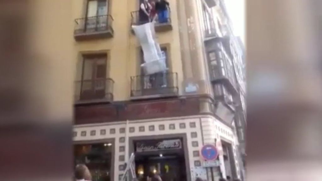 Un cabecero cae desde un segundo piso y destroza la luna trasera de un coche