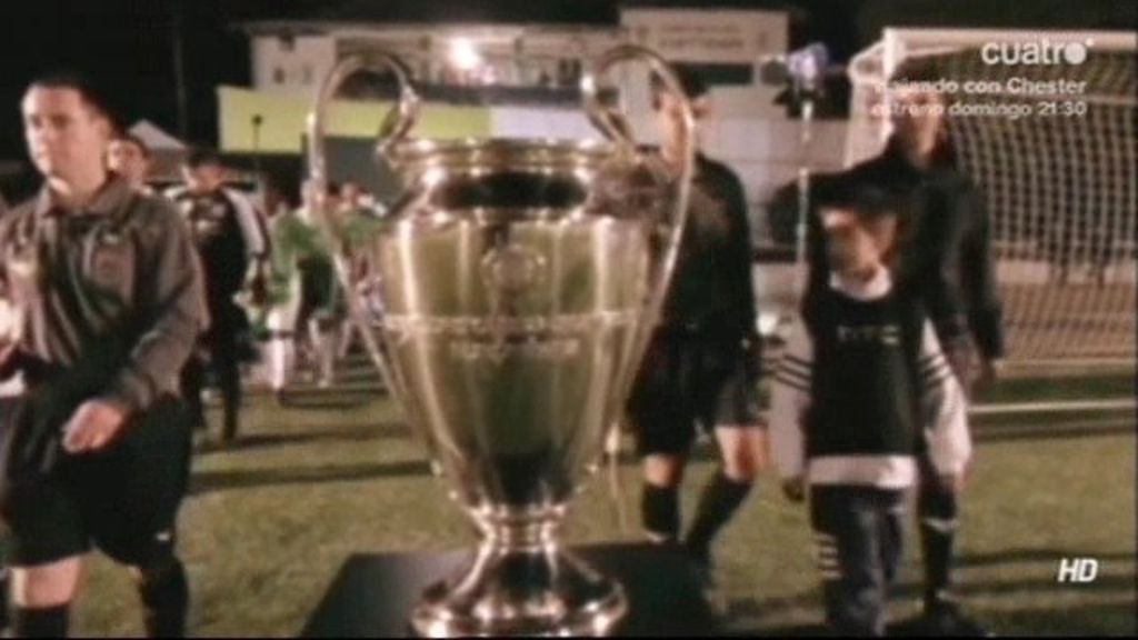 El Villaverde, de un campo de tierra a césped artificial y el trofeo de la Champions