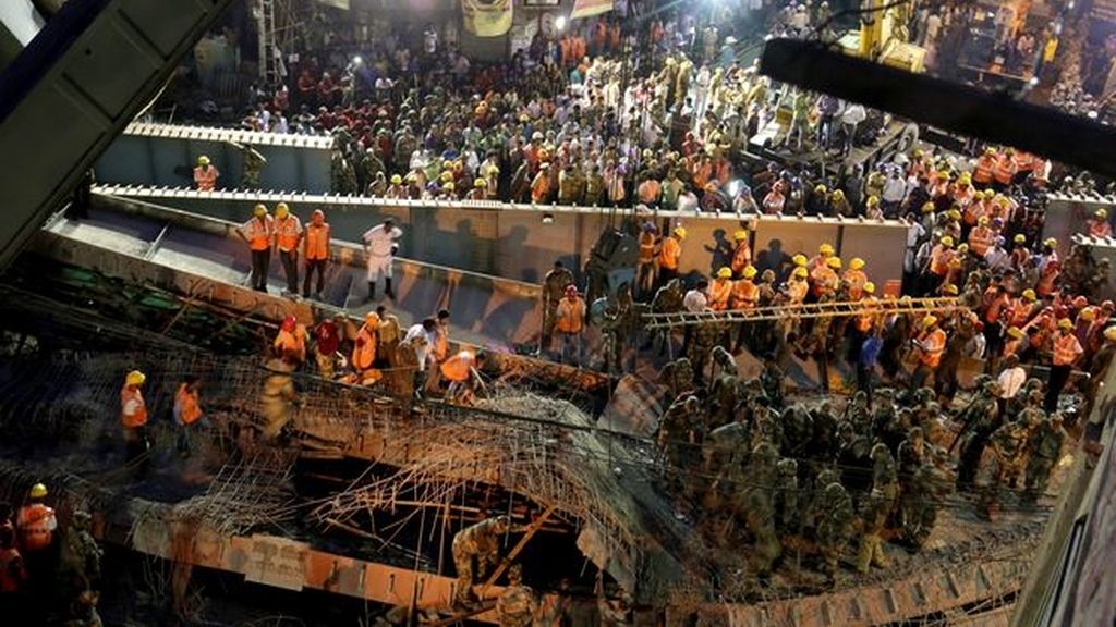 Búsqueda incansable de supervivientes tras el derrumbe del puente en la India