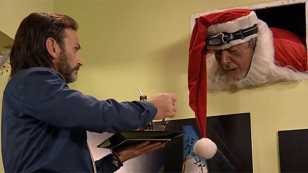 ¡Feliz Navidad!: Vicente, de hombre cojín a Papa Noel 🎅 atascado en una tubería