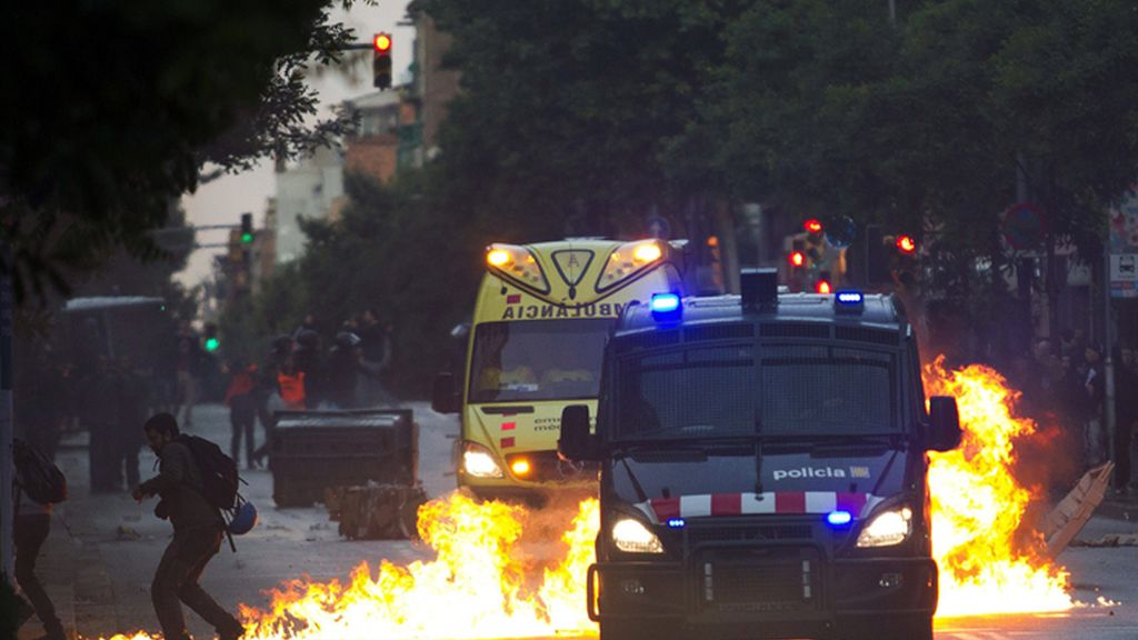 Violentos disturbios tras el desalojo de una casa okupa en Barcelona