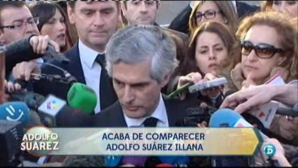 El hijo de Adolfo Suárez se derrumba ante la prensa tras la muerte del expresidente