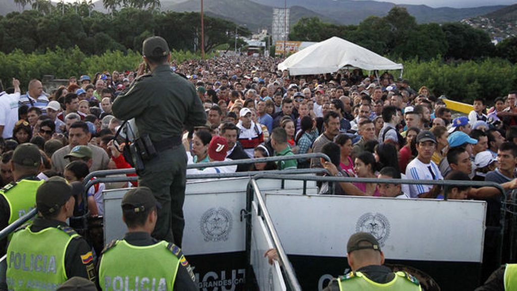 Avalancha de venezolanos en una nueva jornada de frontera abierta con Colombia