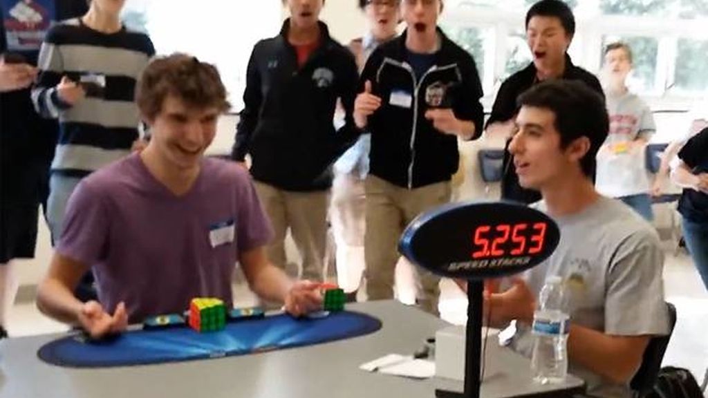 La incredulidad de Collin Burns tras resolver el cubo de Rubik y batir el récord mundial