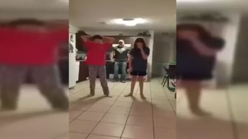 El padre que eclipsa a sus hijas mientas ensayan un baile