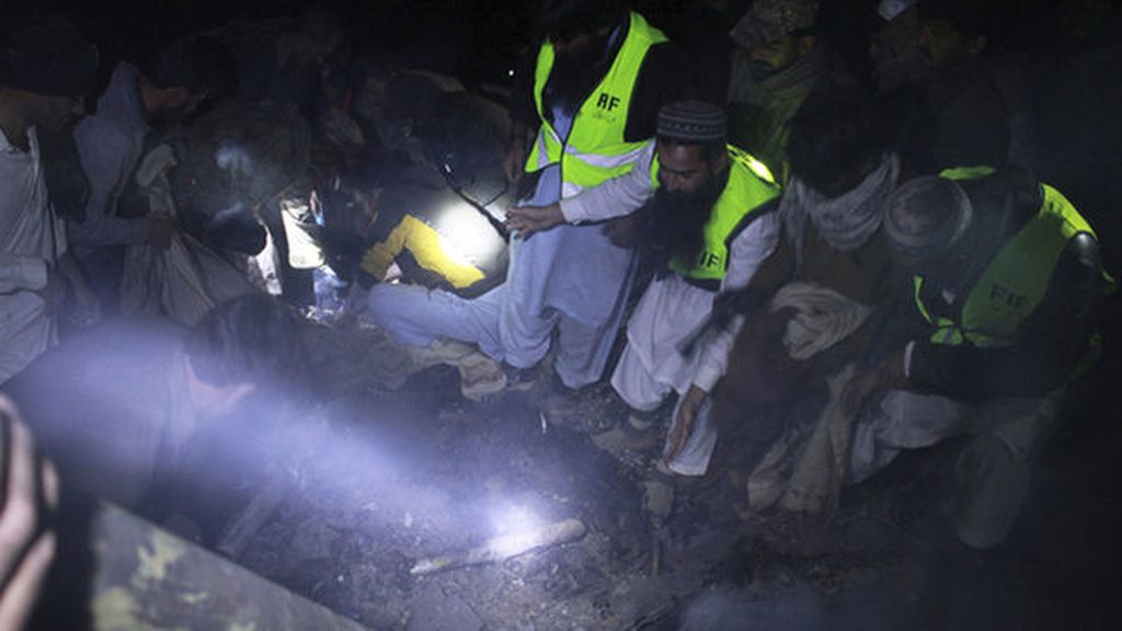 Mueren 48 personas en el accidente de un avión en Pakistán