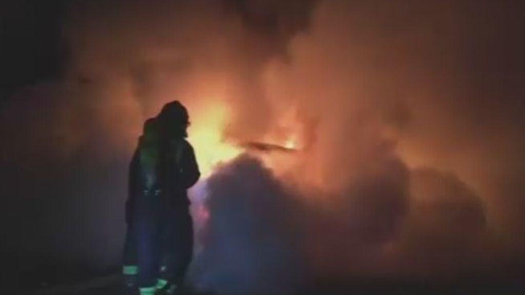 Así luchan contra el fuego los bomberos de Jaén en una casa devorada por las llamas