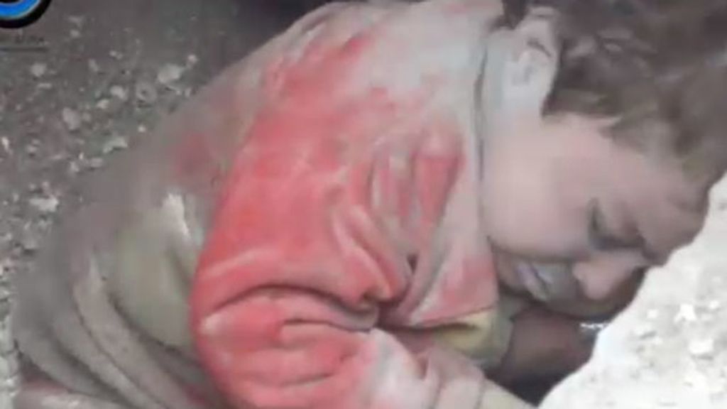 Brutal rescate de una niña en Siria