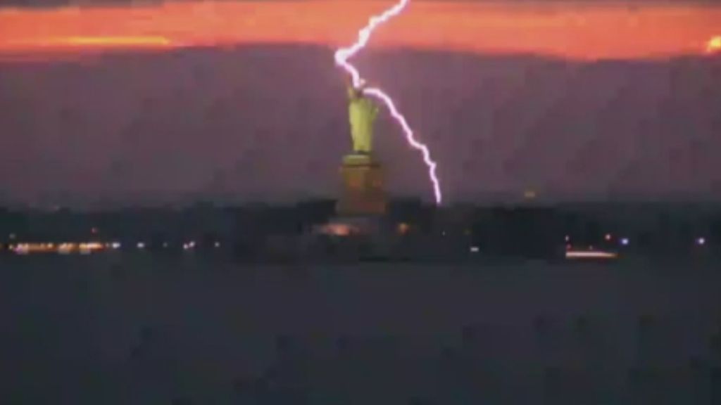 Un rayo impacta en la Estatua de la Libertad de Nueva York