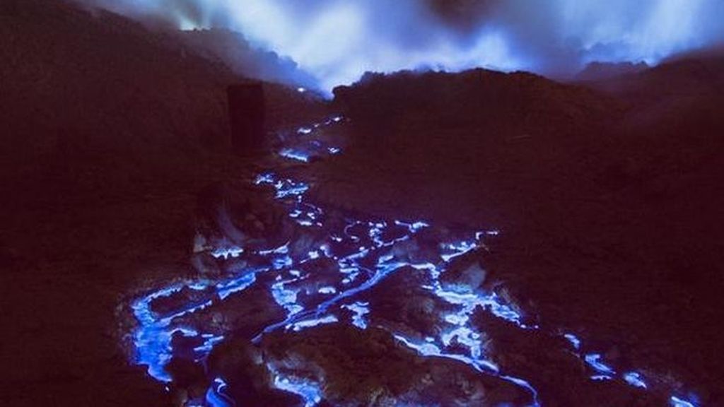 Este volcán es diferente, su lava es azul