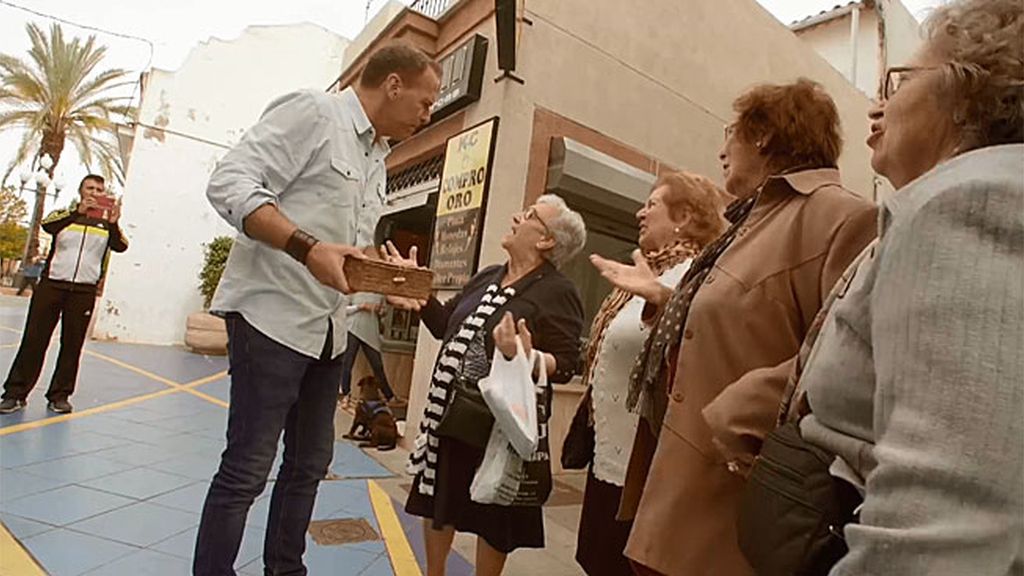 Carlos Lozano revoluciona el pueblo de Rocío Jurado con su presencia