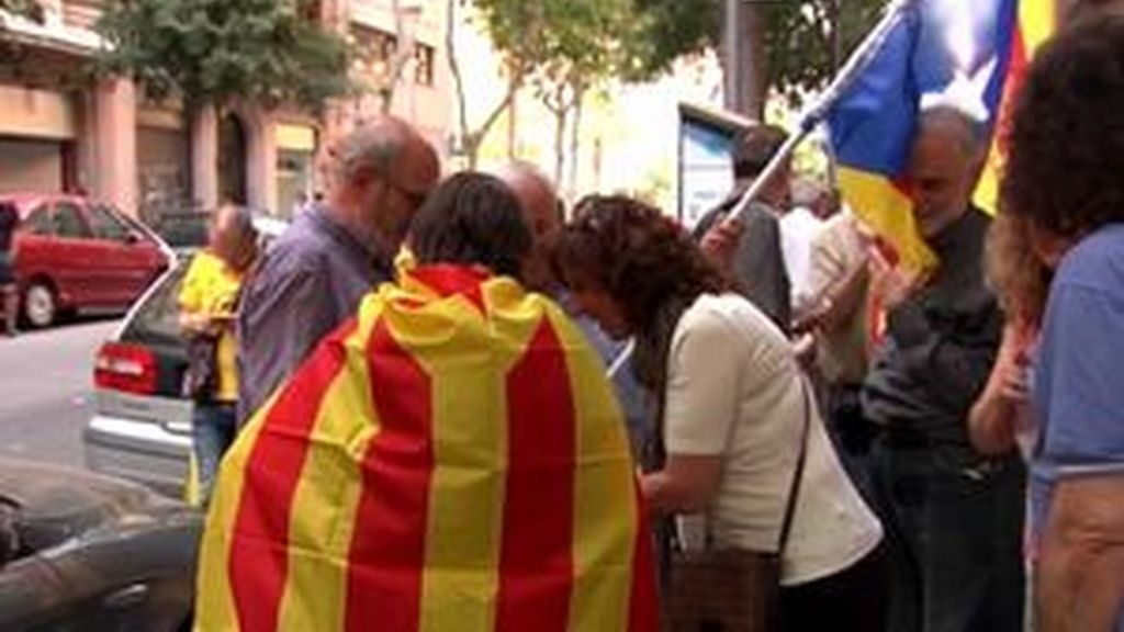 Los independentistas protestas frente a la sede de la CUP