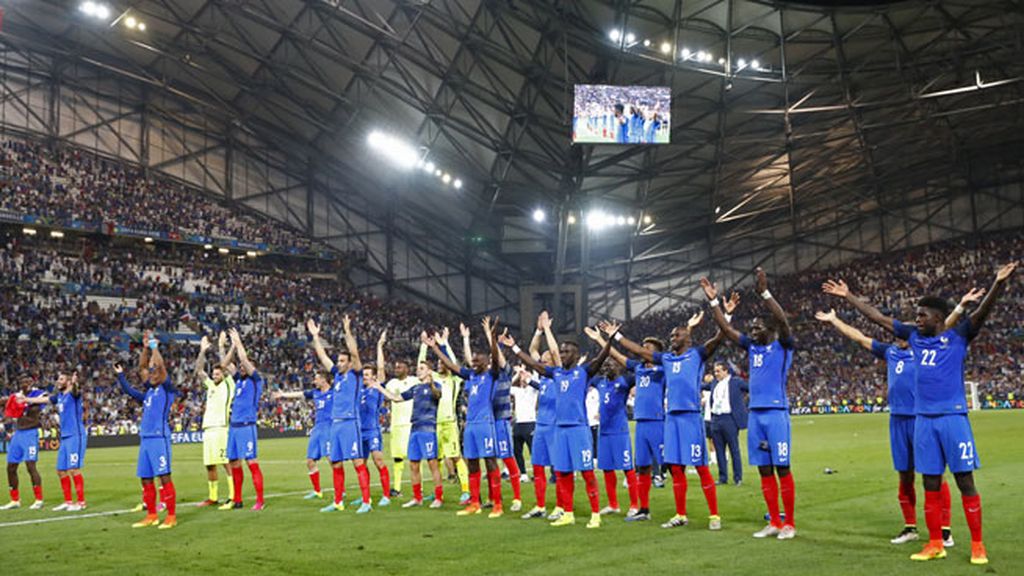 Francia celebró 'a la islandesa' la victoria y su pase a la final de la Eurocopa