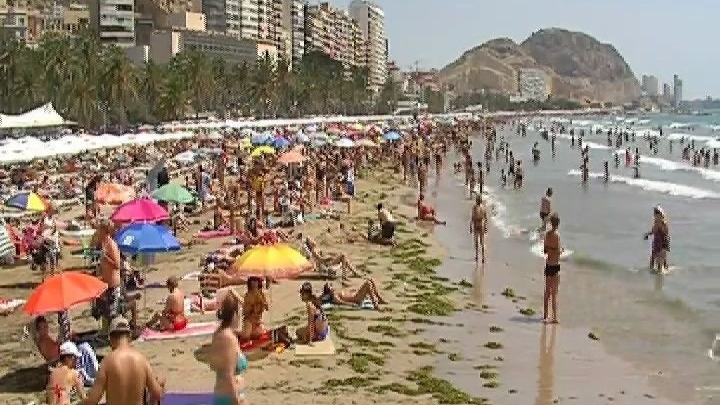 Miles de personas llenan las playas del país