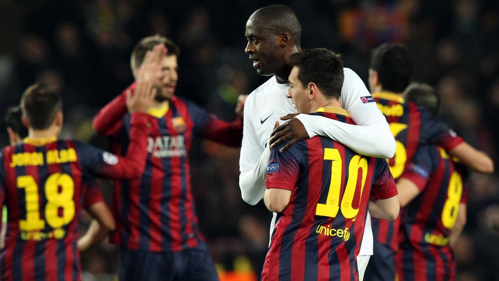 Yayá Touré se lleva la camiseta de Messi… ¡pero se la esconde a la prensa!