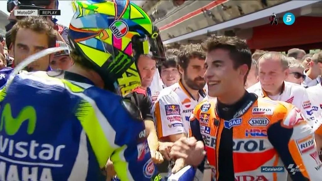 ¡Rossi y Márquez firman la paz! ¡Así fue su apretón de manos en Montmeló!