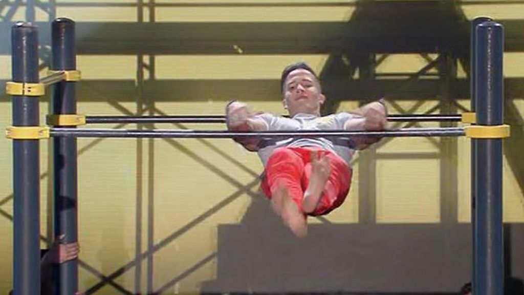 Sergio Ordóñez consigue mantener la sonrisa en sus acrobacias sobre barras