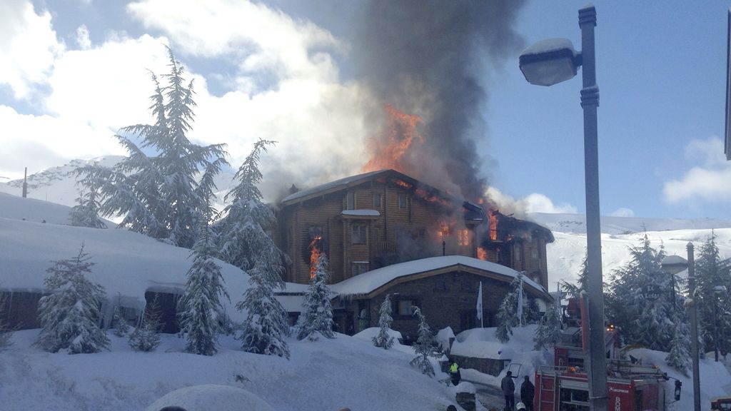 Desalojado un hotel en Sierra Nevada por un espectacular incendio