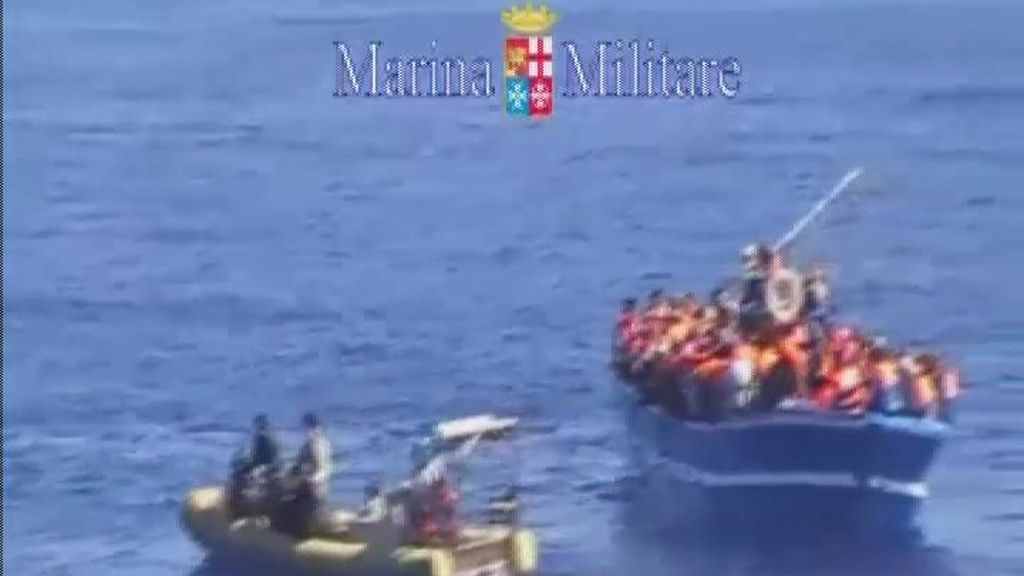 Localizados 30 cadáveres de inmigrantes asfixiados en un bote en Sicilia