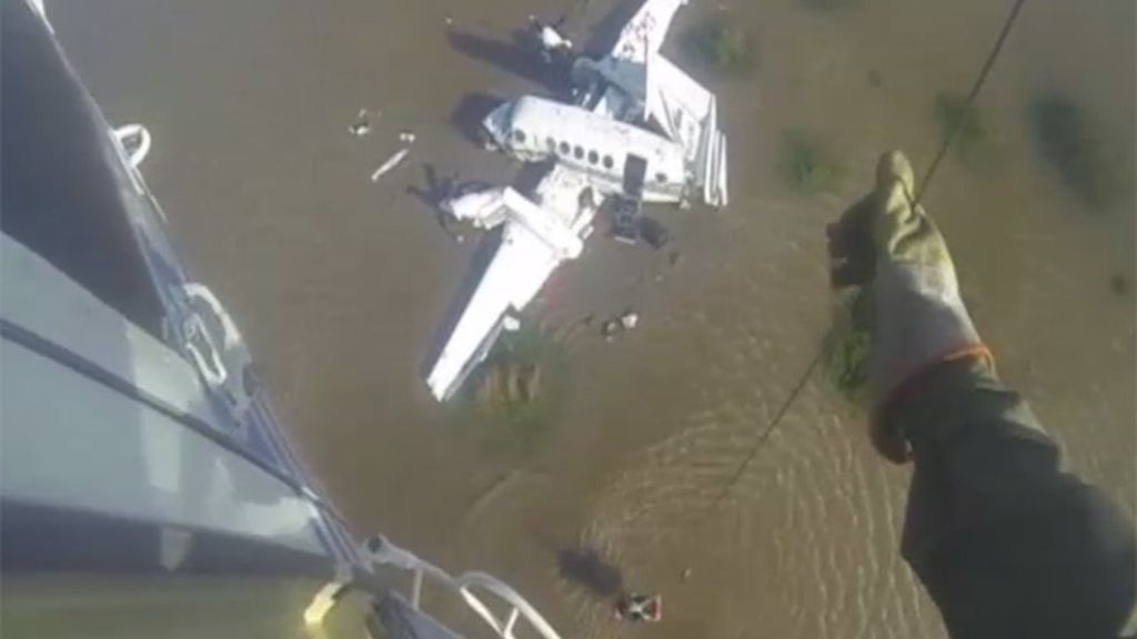 Espectacular rescate de los supervivientes de un avión en Argentina