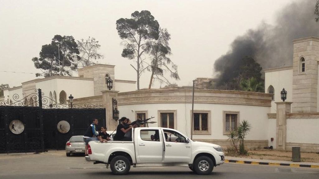 Un grupo de milicianos rebeldes asalta el parlamento en Trípoli