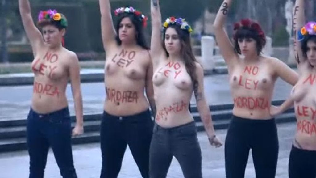 En el banquillo, las activistas de Femen por interrumpir una marcha antiabortista