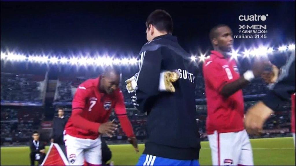 Un jugador de Trinidad y Tobago le hace una reverencia a Messi antes de jugar