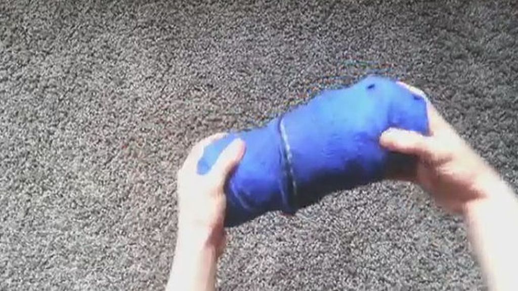 Seis pasos para solucionar el problema de espacio en la maleta, con dos calcetines